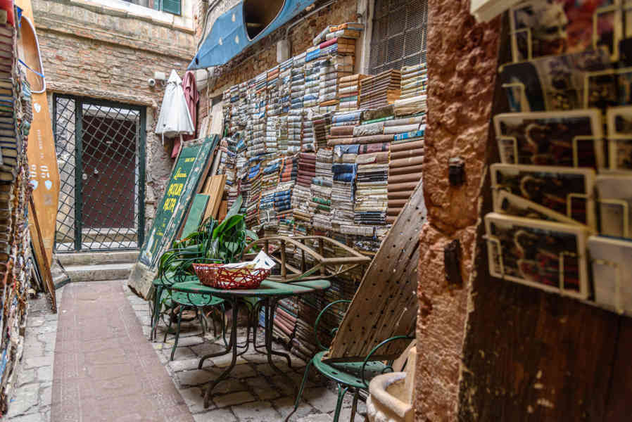 Italia - Venecia 210 - librería Aqcua Alta.jpg